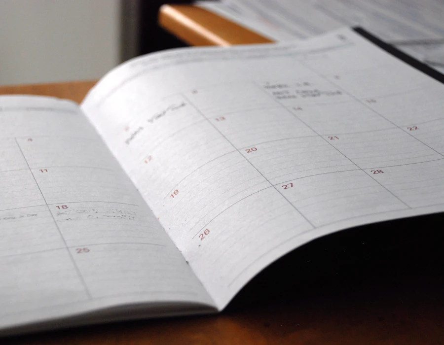 Agenda mensuel ouvert sur un bureau