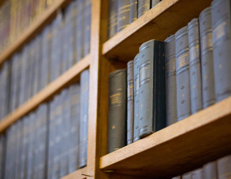 Rangées de livres anciens sur des étagères en bois
