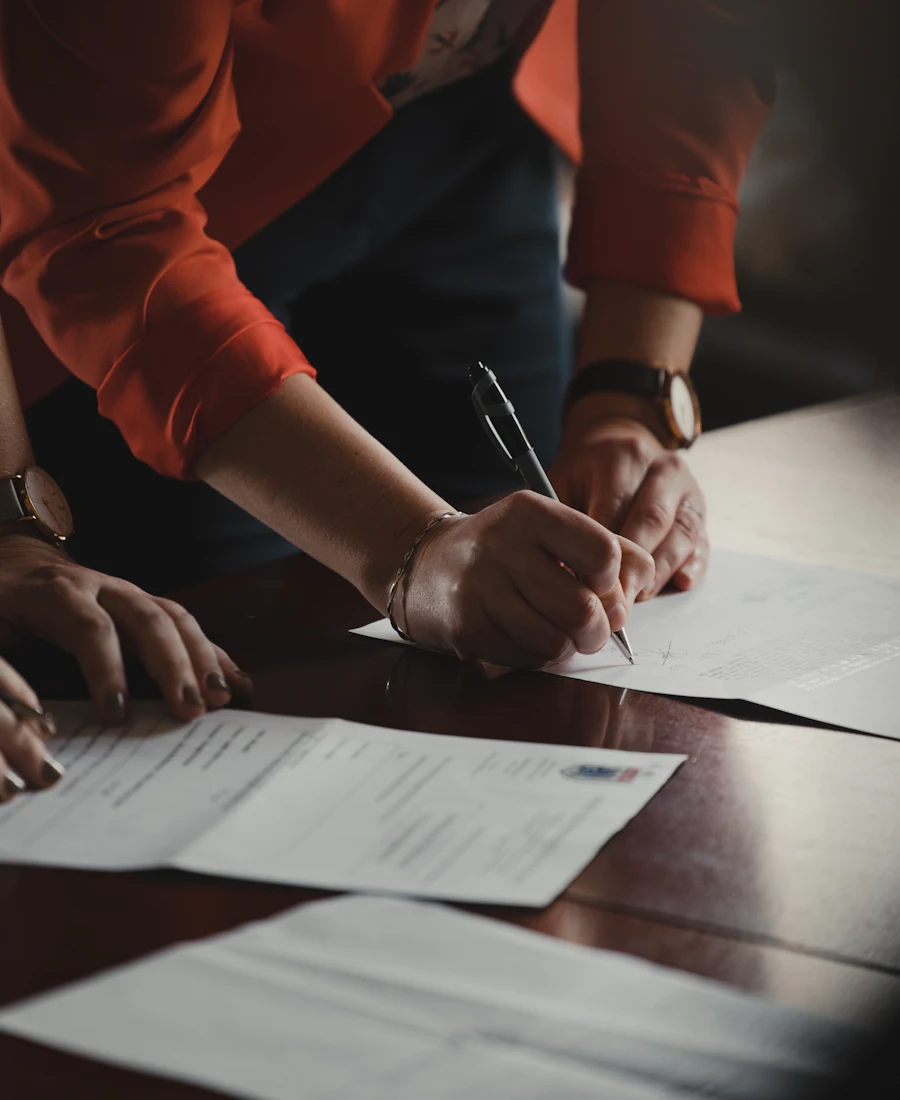 Mains signant des documents