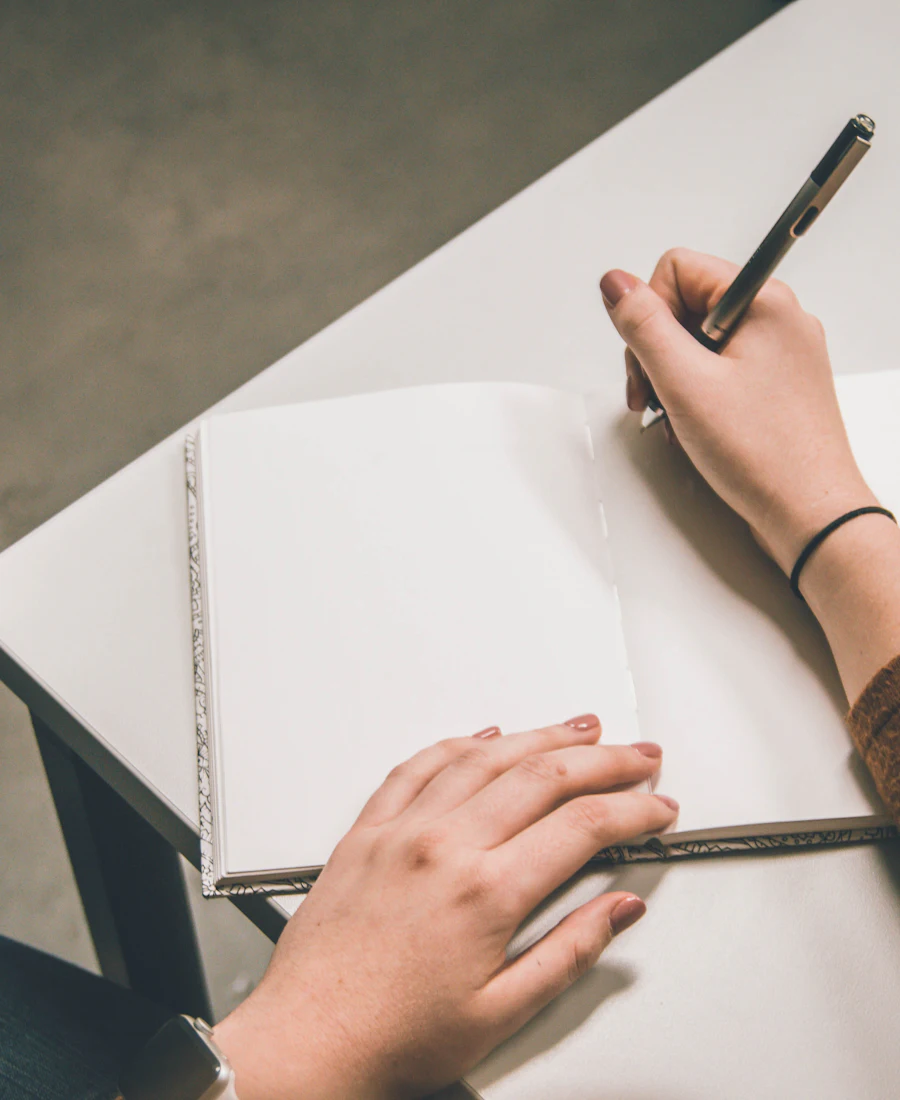 Personne écrivant une lettre